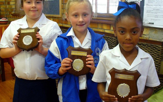 Barnard Trofee vir Grondslagfase:  Graad 1 -  Tameeca Abrahams (regs), Graad 2 -  Nicole Schutte (middel), Graad 3 -  Michaela Laubscher (links)